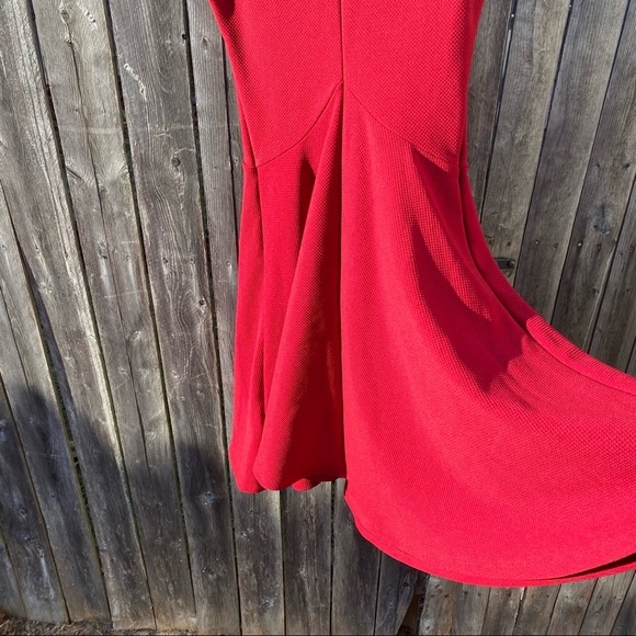 Gorgeous red dress with attached necklace - Picture 2 of 6